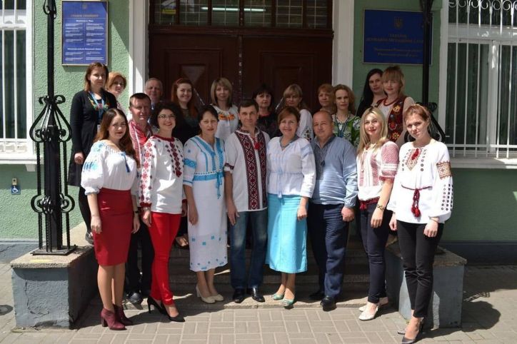 Працівники Рівненської міграційної служби зустрічали відвідувачів у святковому одязі