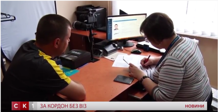 Журналісти Житомирського телеканалу СК-1 розповіли про роботу працівників районних підрозділів міграційної служби обласного центру