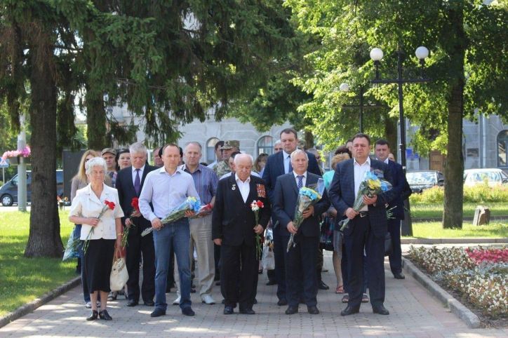 Чернігівщина вшанувала пам'ять тих, хто ціною життя відстояв перемогу у війні в Україні