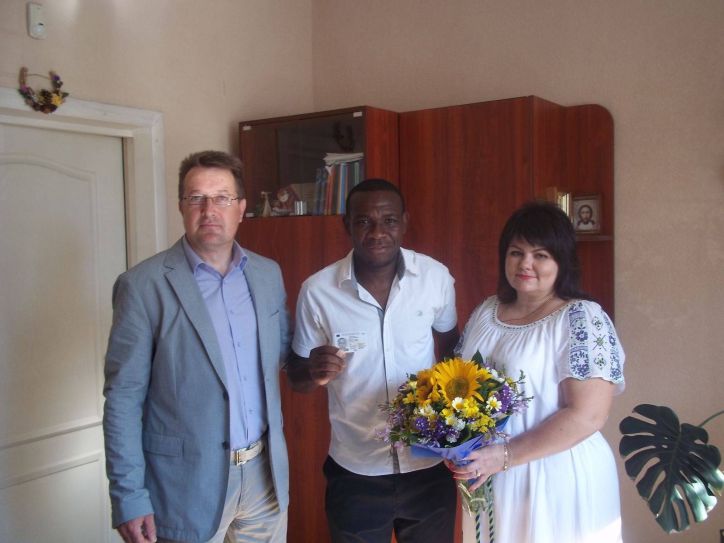 На Вінниччині  вперше вручили паспорт громадянина України  вихідцю із Камеруна