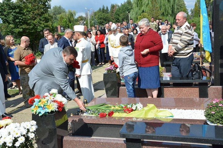 У Чернівцях урочисто  підняли український прапор та вшанували своїх загиблих героїв