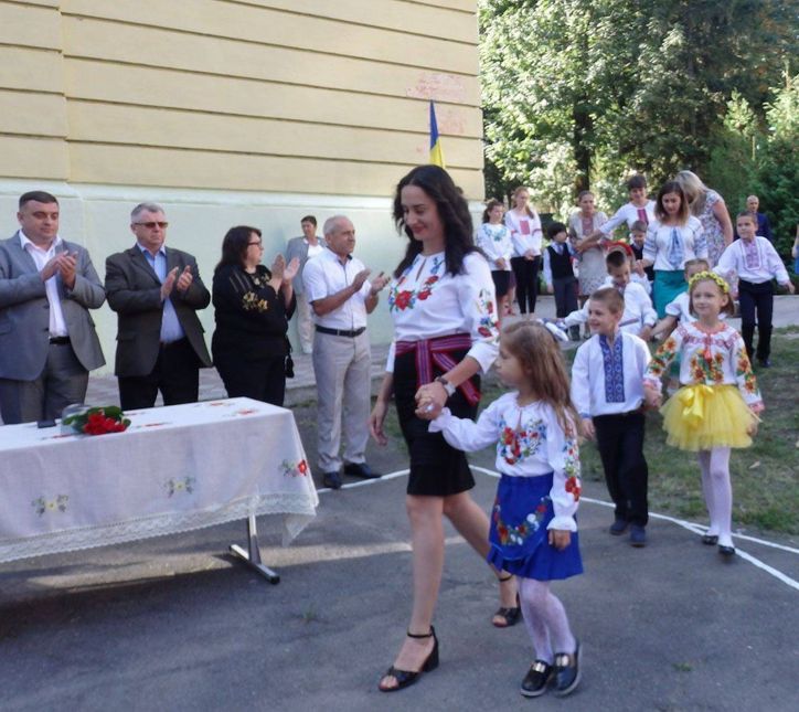 Буковинські міграційники привітали дітей з 1 вересня та розповіли про біометричні паспорти