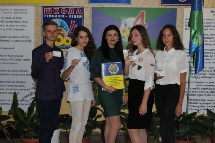 На святі Першого дзвоника міграційники Житомирщини вручали учням перші паспорти громадян України