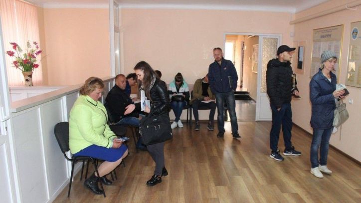 На Житомирщині в обласному Управлінні ДМС активісти громадської організації «Авенір» провели анонімне анкетування серед відвідувачів щодо протидії торгівлі людьми