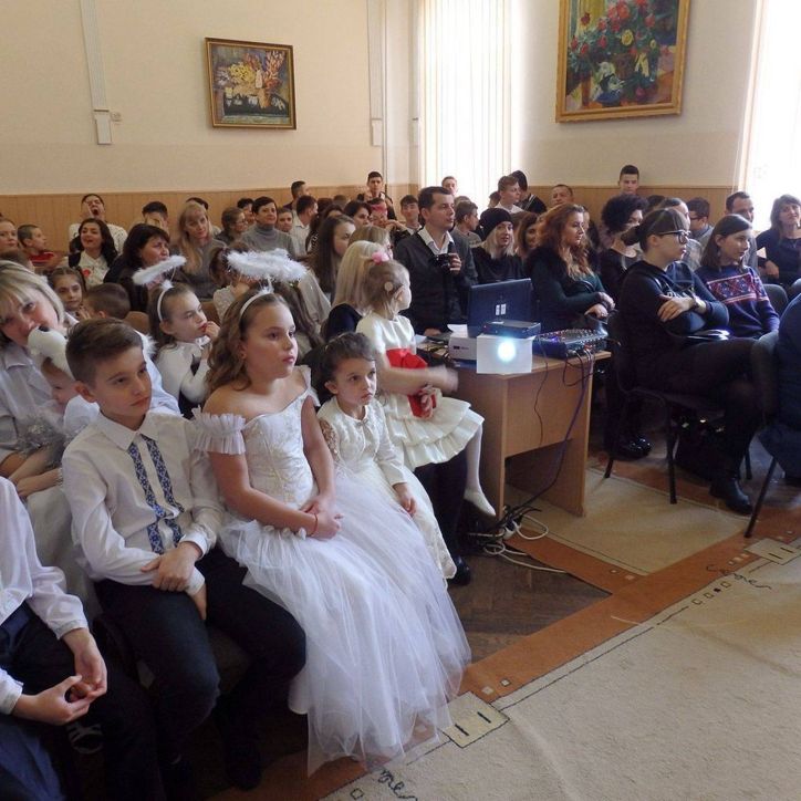 Буковинські міграційники на Миколая показали дітям казку