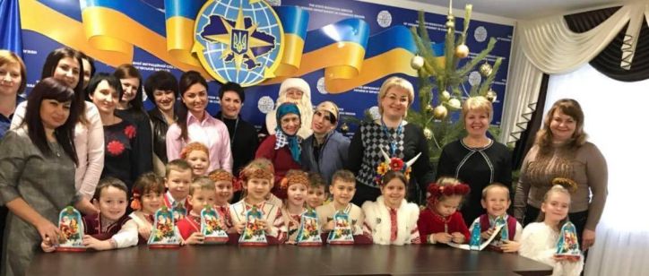 З Різдвяними щедрівками та новорічними піснями до міграційної служби Чернігівщини завітали вихованці дитячого садочку «Дивограй»