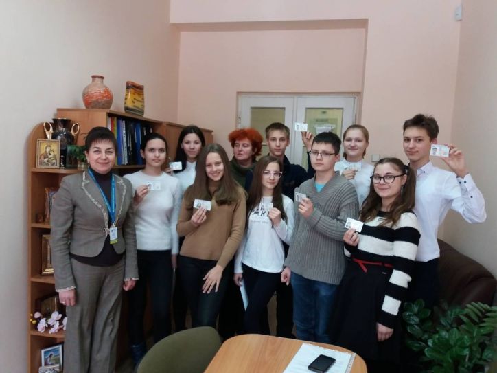 9 школярів Ужгородської лінгвістичної гімназії ім. Т.Г. Шевченка отримали паспорт громадянина України.