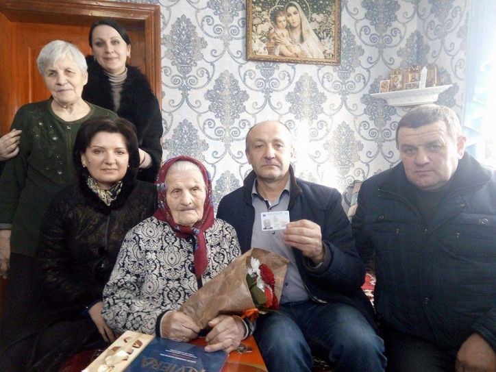 100 літню жительку Старосамбірського району, Львівської області привітали з отриманням ID-картки
