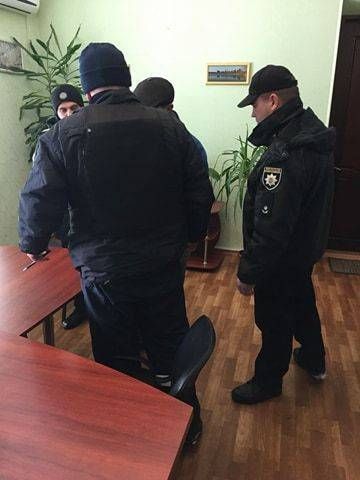 Громадянина України, який перебував у розшуку, затримали у приміщенні Смілянського районного відділу міграційної служби