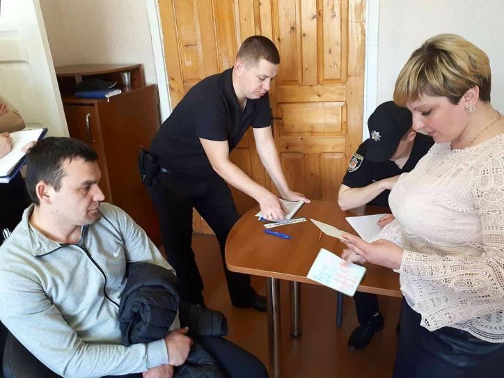 Працівниками УДМС Хмельниччини спільно з правоохоронними органами виявлено іноземця, який  надав підроблені документи для легалізації на території України