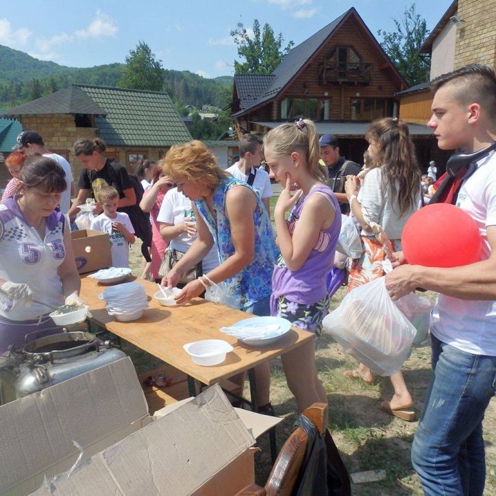 В день захисту дітей на Буковині вихованців інтернатів нагодували солдатською кулешею