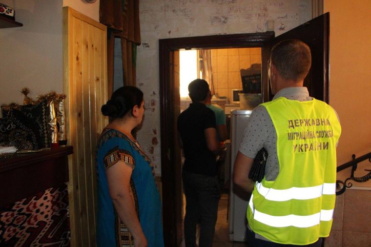 У закладі громадського харчування у Тернополі виявили двох нелегалів