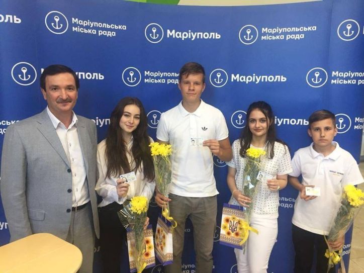 У Маріуполі відбулося урочисте вручення перших паспортів громадянина України юнакам та дівчатам