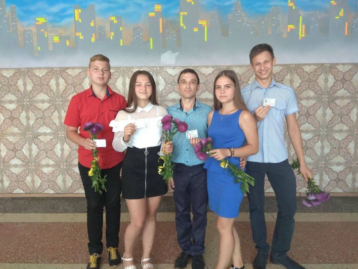 На Полтавщині школярам урочисто вручили перші паспорти громадянина України