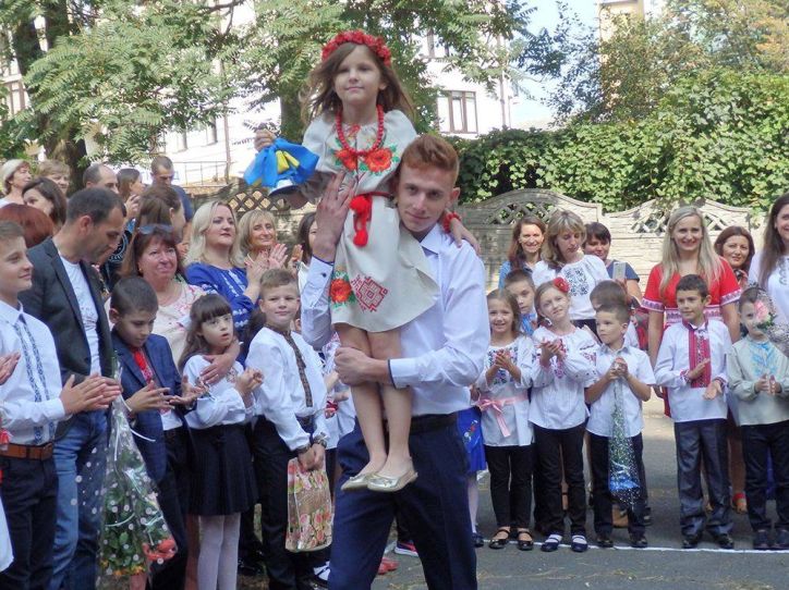 Буковинські міграційники привітали школярів зі святом першого дзвоника