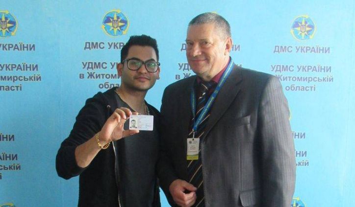 На Житомирщині вручено першу посвідку на тимчасове проживання у вигляді картки