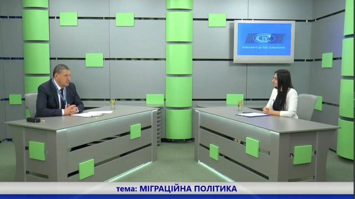 У прямому ефірі телеканалу «С-TV» начальник міграційної служби Житомирщини спілкувався з жителями області