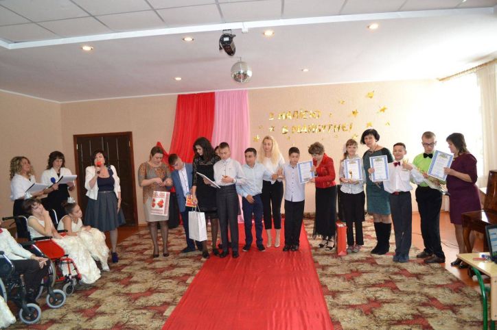 Колектив міграційної служби Рівненської області відзначив День людей з інвалідністю подарунками вихованцю навчально-реабілітаційного центру 