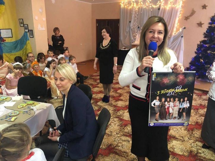 Керівник Рівненської міграційної служби Лілія Драпчинська відвідала з подарунками діток РНРЦ «Особлива дитина»