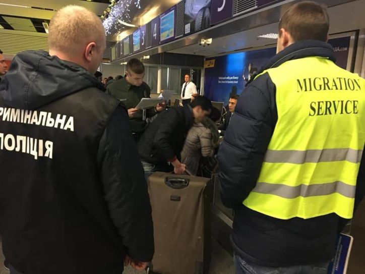 Працівниками УДМС Хмельниччини примусово видворено за межі території України іноземця, який відбував покарання у місцях позбавлення волі