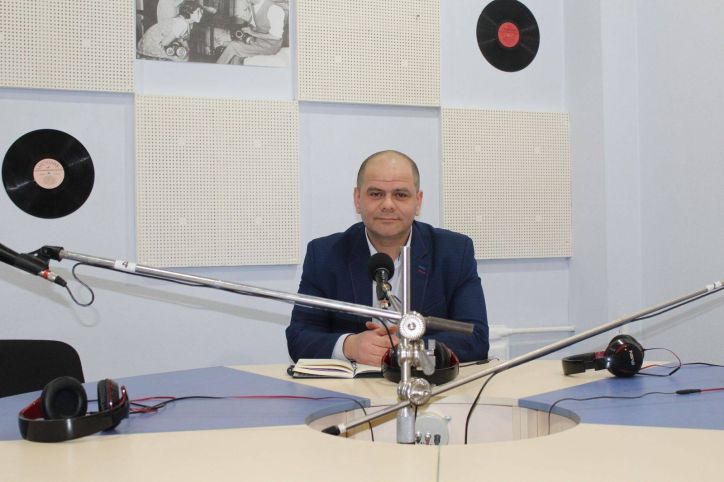 Про актуальність питань своєчасного документування юних українців говорили на радіо у Сумах