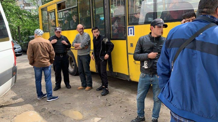 У Києві затримали мігранта, який маючи підозру на туберкульоз, торгував шаурмою