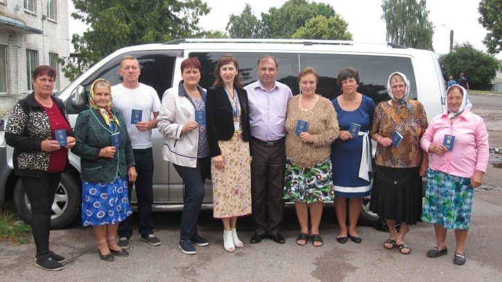 На Чернігівщині митцям вручено закордонні паспорти