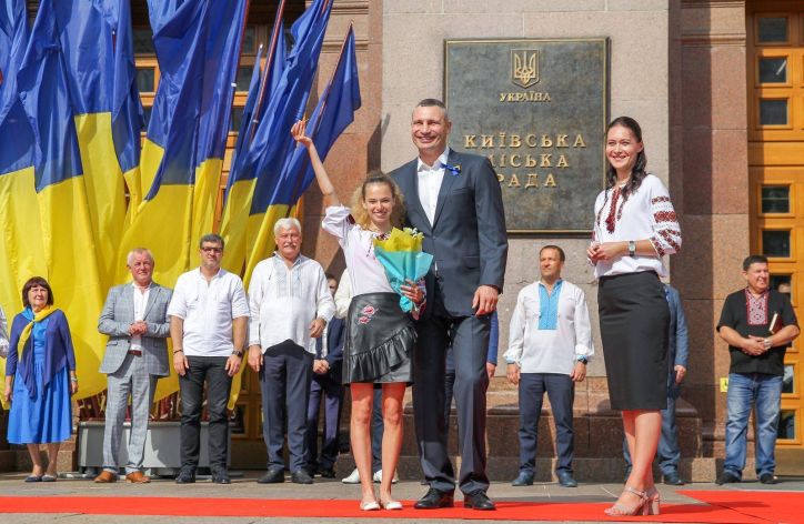 У День Державного Прапора 20 юних киян отримали свої перші паспорти громадян України