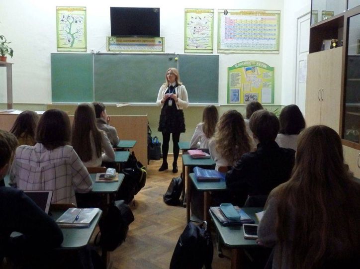 У Чернівецькій гімназії №3 вручили ID-картки просто під час уроку