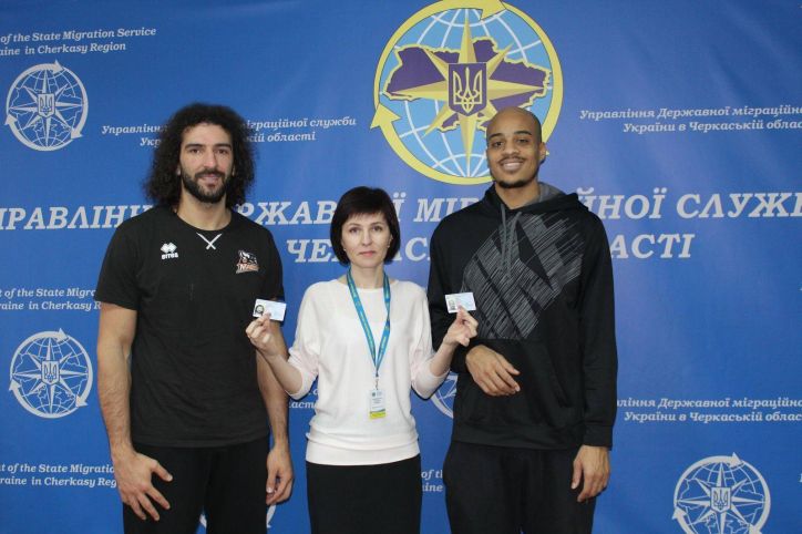 Гравці баскетбольного клубу з Черкас стали власниками біометричних документів
