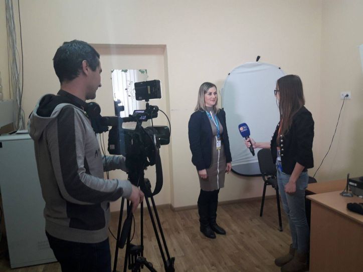 Про нові стандарти фото для біометричних документів розповіли журналістам Полтавського телебачення