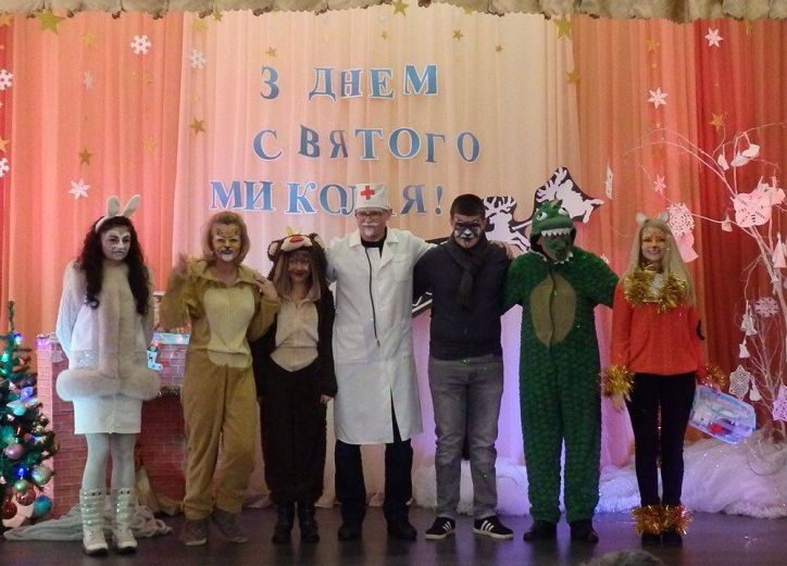 Чернівецькі міграційники на Миколая розповіли казку про доброго лікаря Айболитя