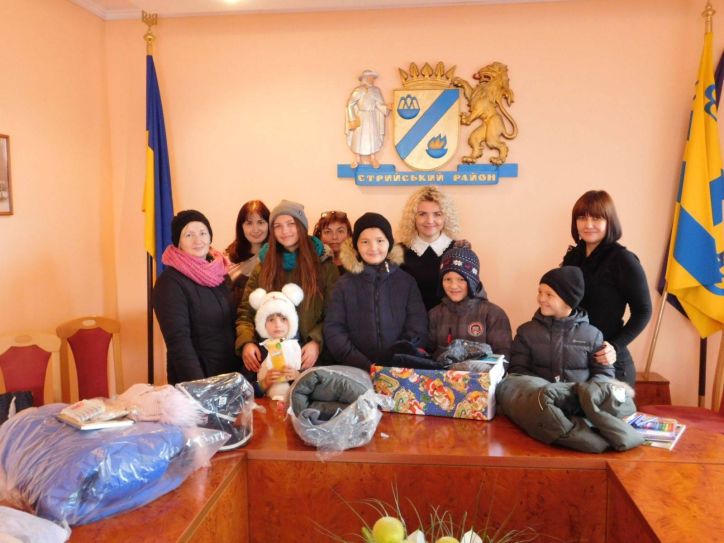 Львівські міграційники передали дарунки від Святого Миколая
