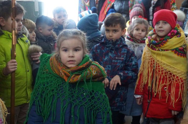 Маленькі колядники подарували радість різдвяної коляди в Управлінні міграційної служби Тернопільщини