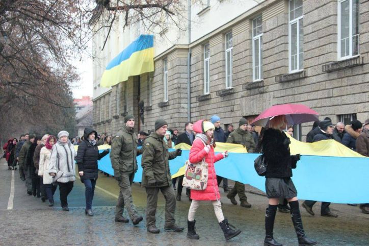 В Ужгороді до Дня Соборності розгорнули 100-метровий прапор
