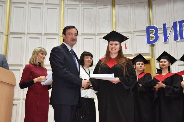 Очільник Міграційної служби Донецької області вручив дипломи випускникам-магістрам