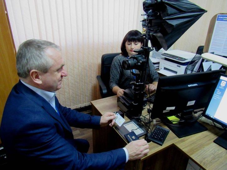 Начальник Управління ДМС Житомирщини скористався послугою із внесення кваліфікованого електронного підпису до своєї ID-картки