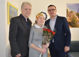 У Кропивницькому міграційники привітали колишню колегу з 90-річчям