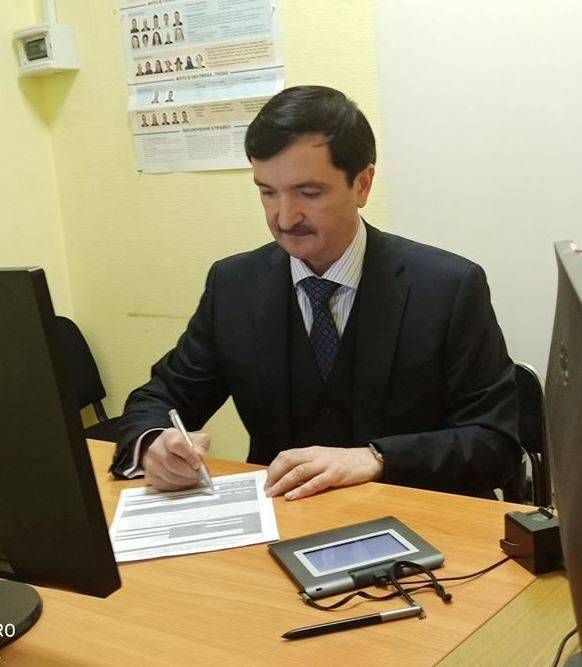 Начальник ГУ ДМС України в Донецькій області вніс електронний підпис на ID-картку
