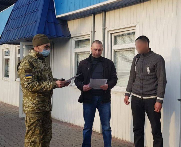 Буковинські міграційники примусово видворили через ПП «Мамалига» громадянина Молдови