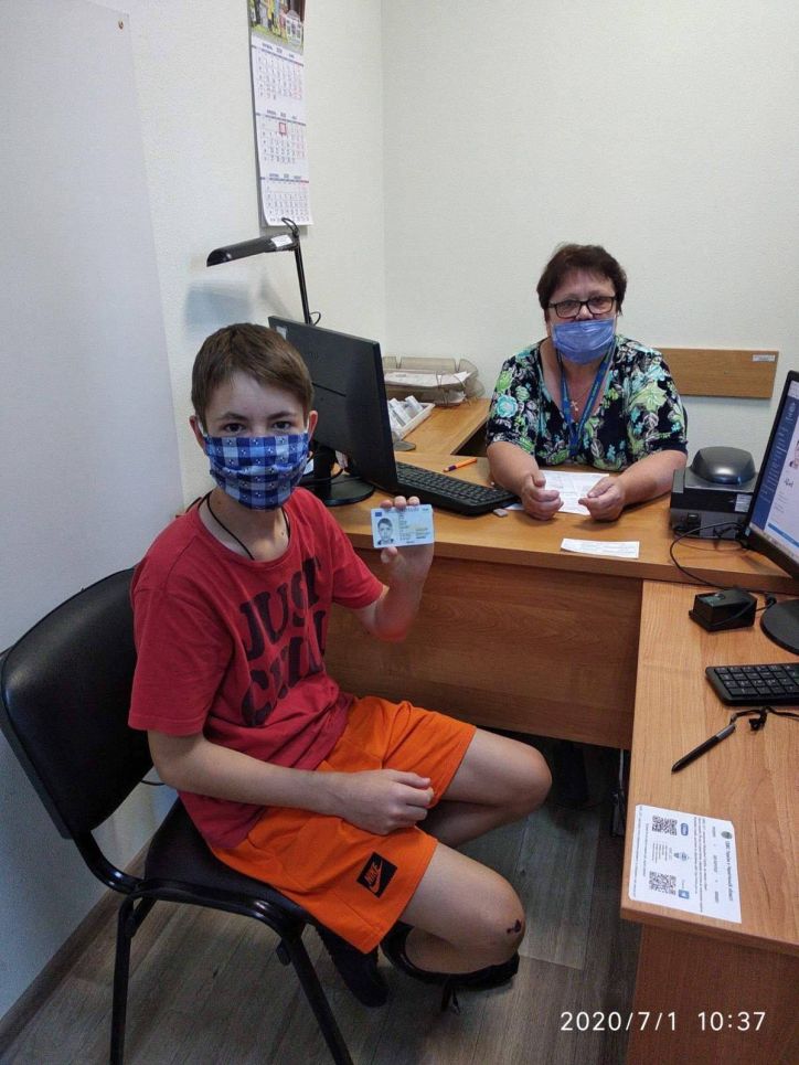 Перший підліток на Чернігівщині отримав ID-карту одночасно  з  номером платника податків
