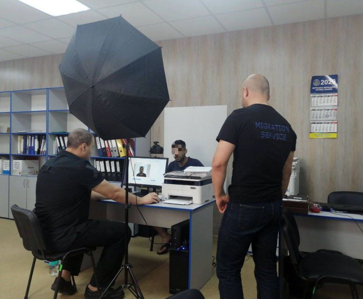 Міграційники примусово повернули до Туреччини неврегульованого мігранта, який намагався позбутися свого паспорта, щоб залишитися в України
