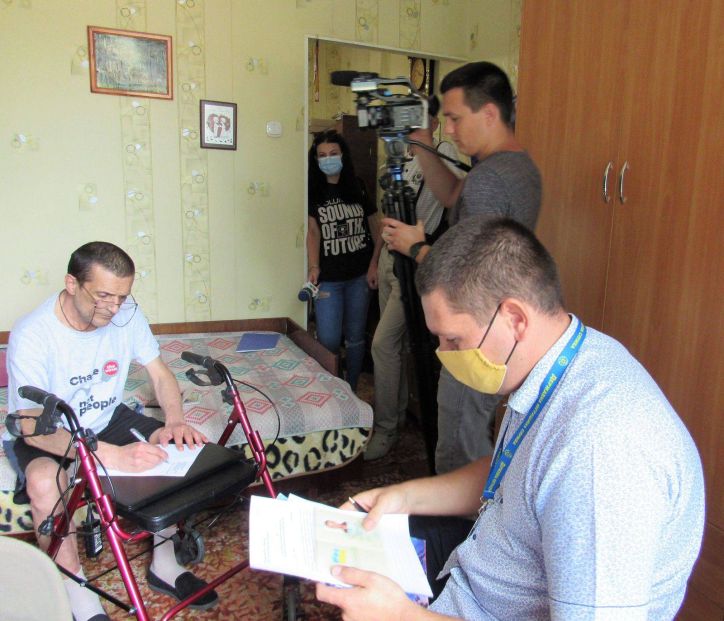 Міграційники Миколаївщини відвідали на дому  мешканця Миколаєва з метою документування паспортом громадянина України у вигляді ID-картки