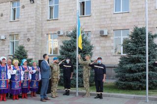 Міграційники долучилися до підняття синьо-жовтого стягу у Черкасах