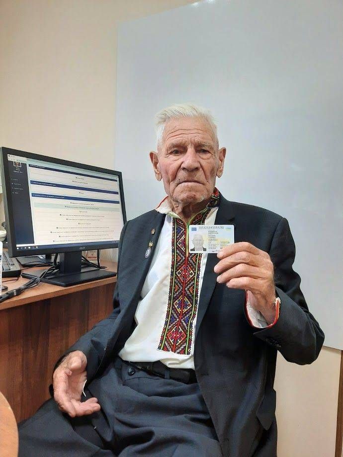 Один з довгожителів на Прикарпатті оформив сучасний паспорт громадянина України