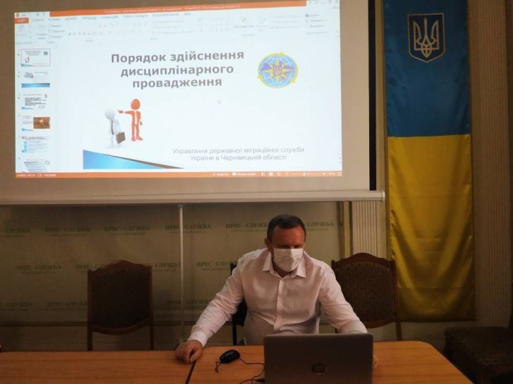В Чернівцях навчалися оформленню заяв-анкет на отримання паспортних документів громадянина України