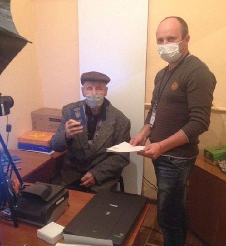 У 90 років житель Кіровоградщини отримав перший закордонний паспорт