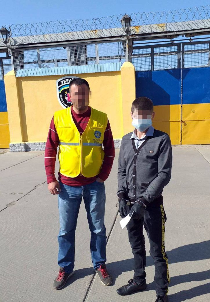 У день звільнення з місць позбавленні волі двох кримінальників примусово видворили/повернули за межі України