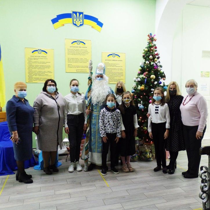 Буковинські міграційники привітали вихованців підшефної школи з Днем Святого Миколая