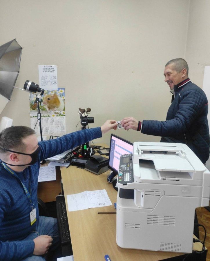 Разом до спільної мети: працівники Нетішинського МС УДМС допомогли чоловіку відновити паспортний документ